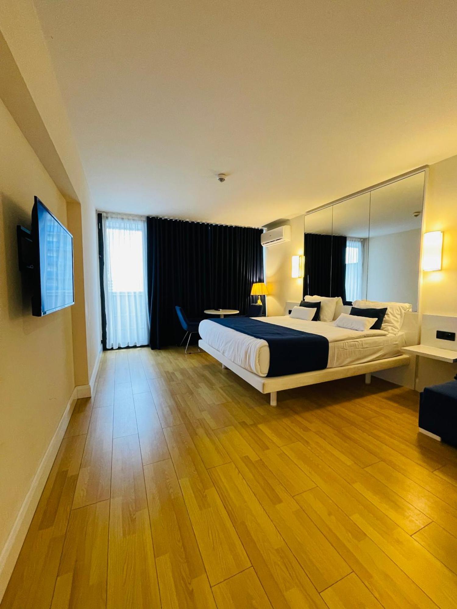 ホテル Batumi Floor40 エクステリア 写真